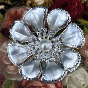 Vintage Metal Flower
Brooch Pin Women's OS silver-tone Faux Pearl Center